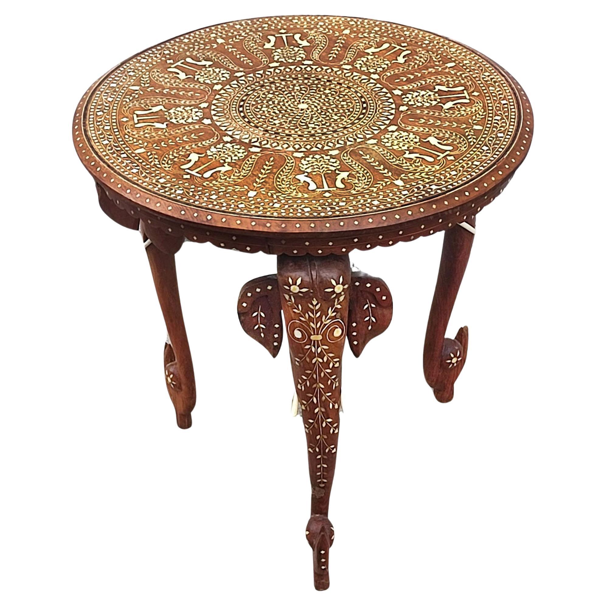 Table ronde anglo-indienne sculptée et incrustée d'éléphants