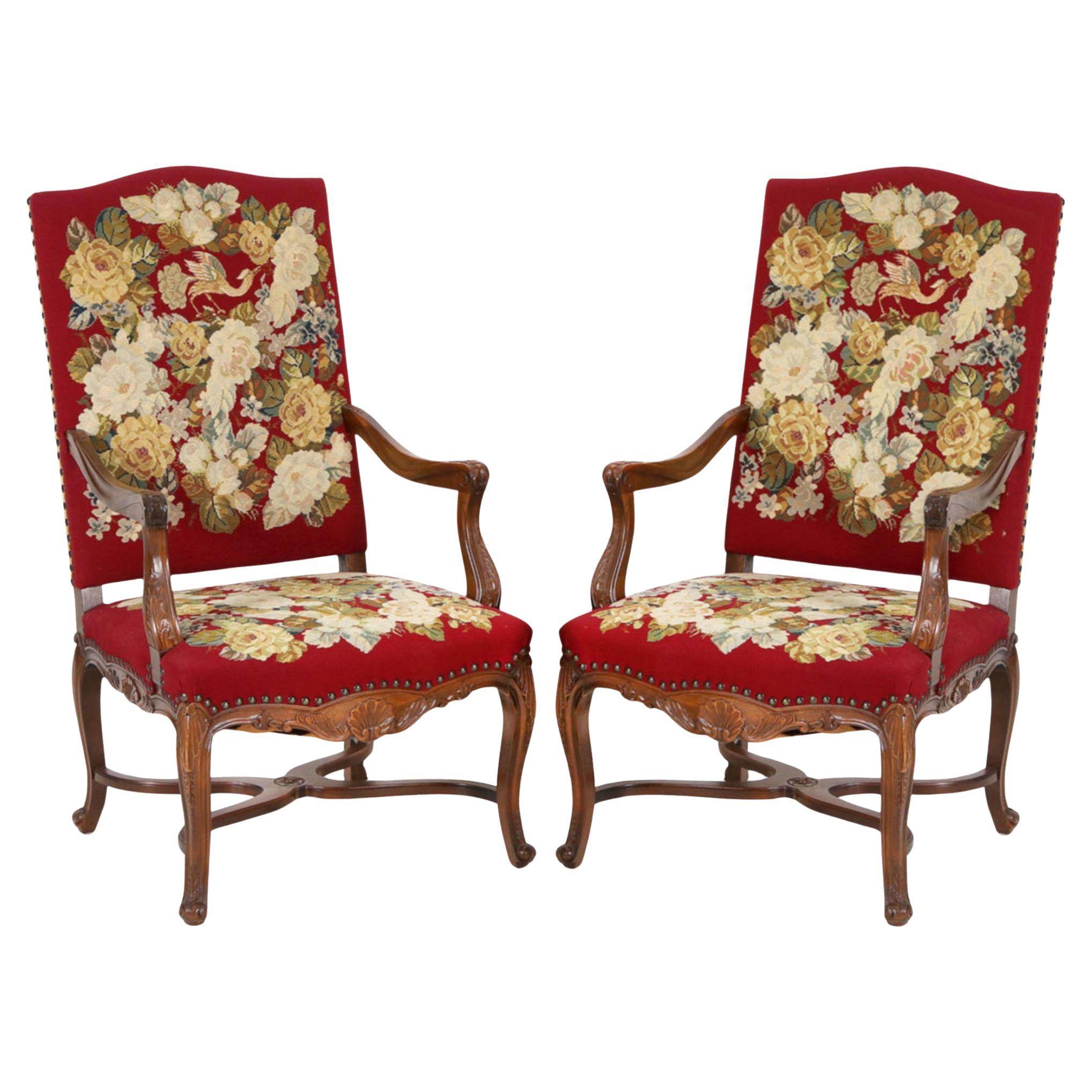Paire de fauteuils Régence français avec magnifique tapisserie brodée