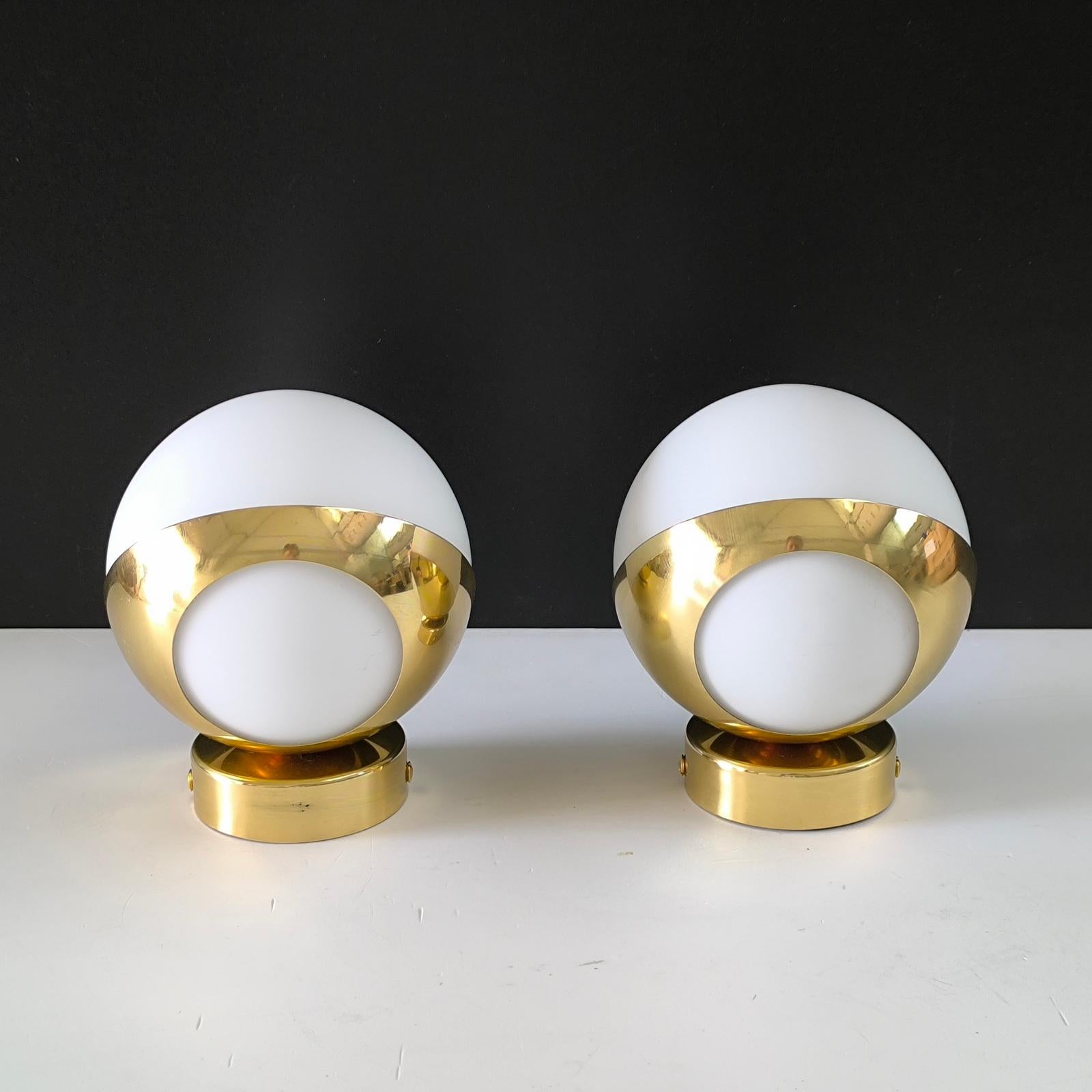 Paire d'appliques italiennes Design-Light du milieu du siècle, style Stilnovo, laiton opalin en vente 2