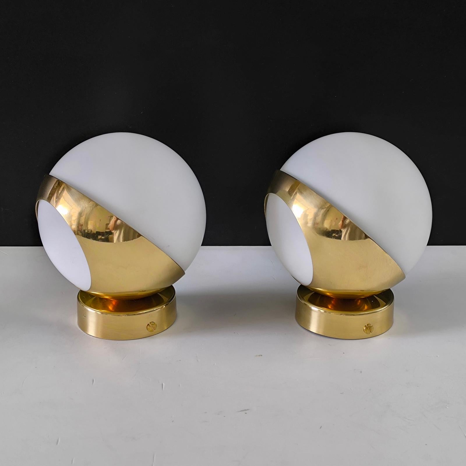 Paire d'appliques italiennes Design-Light du milieu du siècle, style Stilnovo, laiton opalin en vente 3