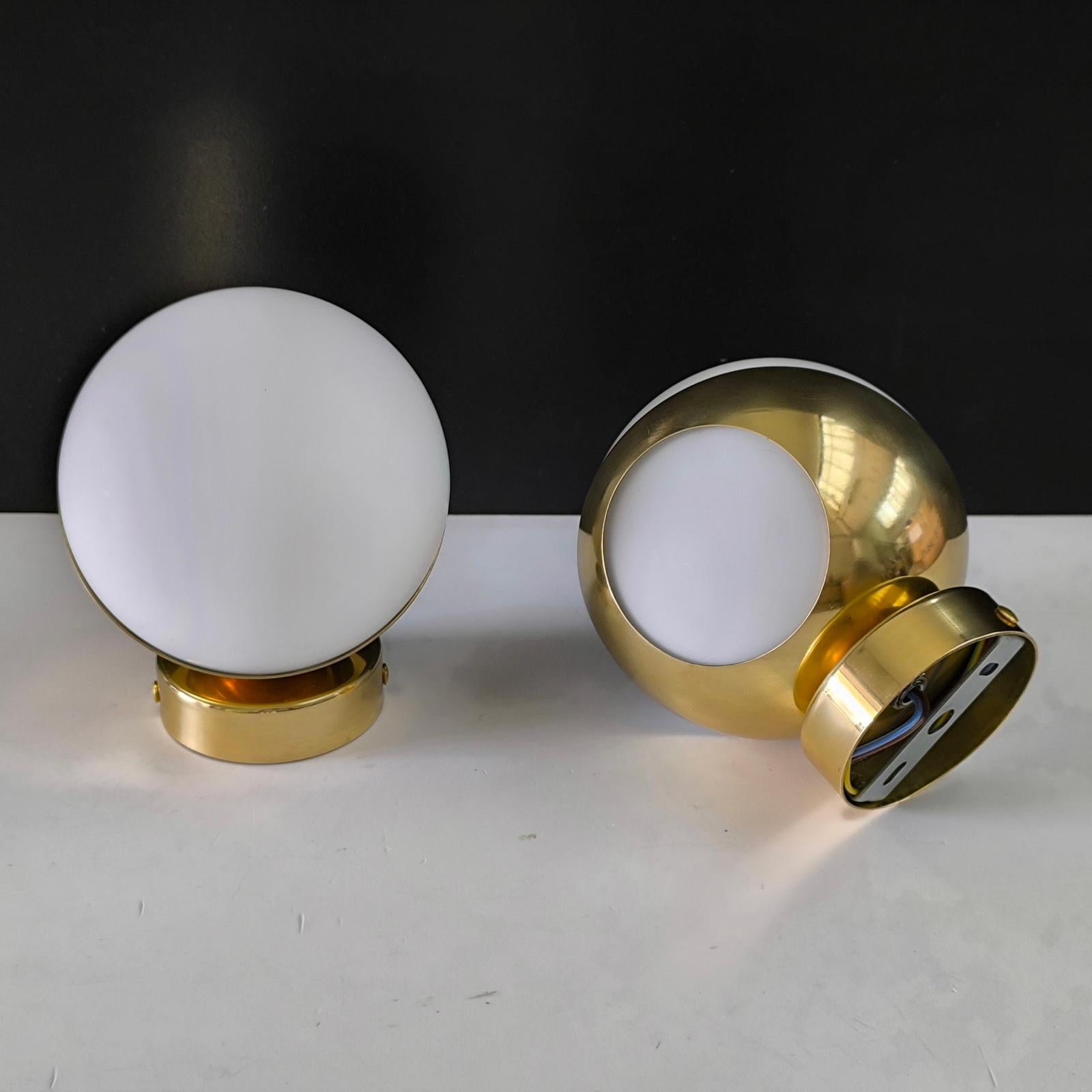 Paire d'appliques italiennes Design-Light du milieu du siècle, style Stilnovo, laiton opalin en vente 4