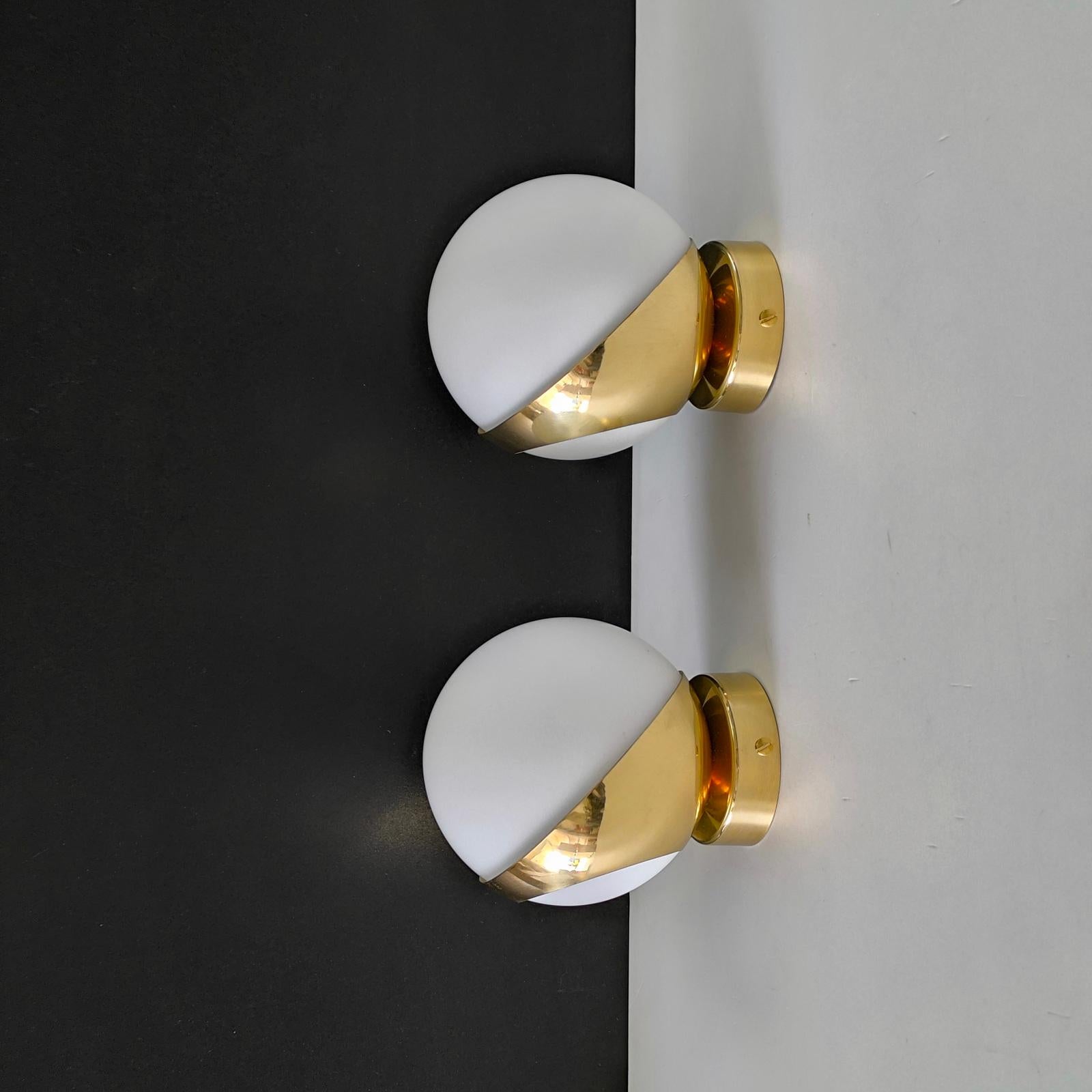 XXIe siècle et contemporain Paire d'appliques italiennes Design-Light du milieu du siècle, style Stilnovo, laiton opalin en vente