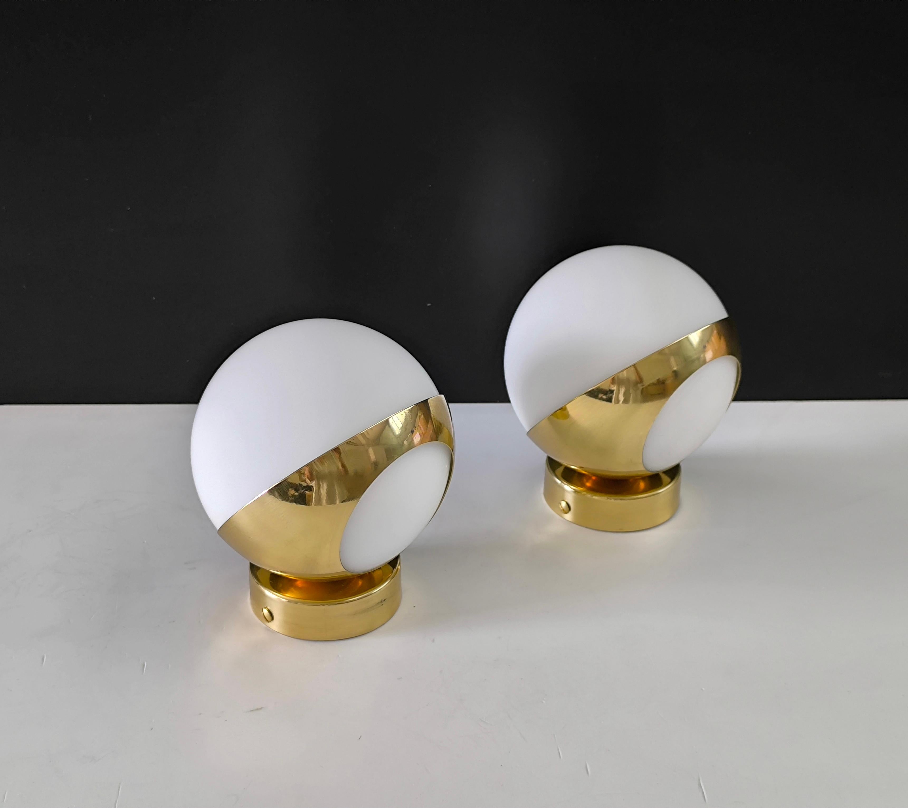 Paire d'appliques italiennes Design-Light du milieu du siècle, style Stilnovo, laiton opalin en vente 5