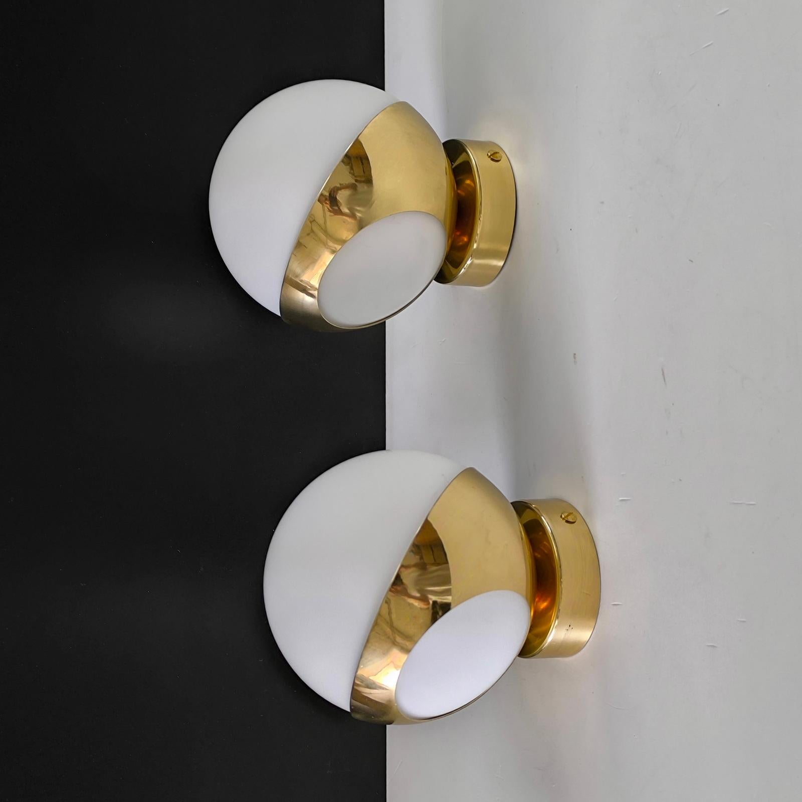 Laiton Paire d'appliques italiennes Design-Light du milieu du siècle, style Stilnovo, laiton opalin en vente