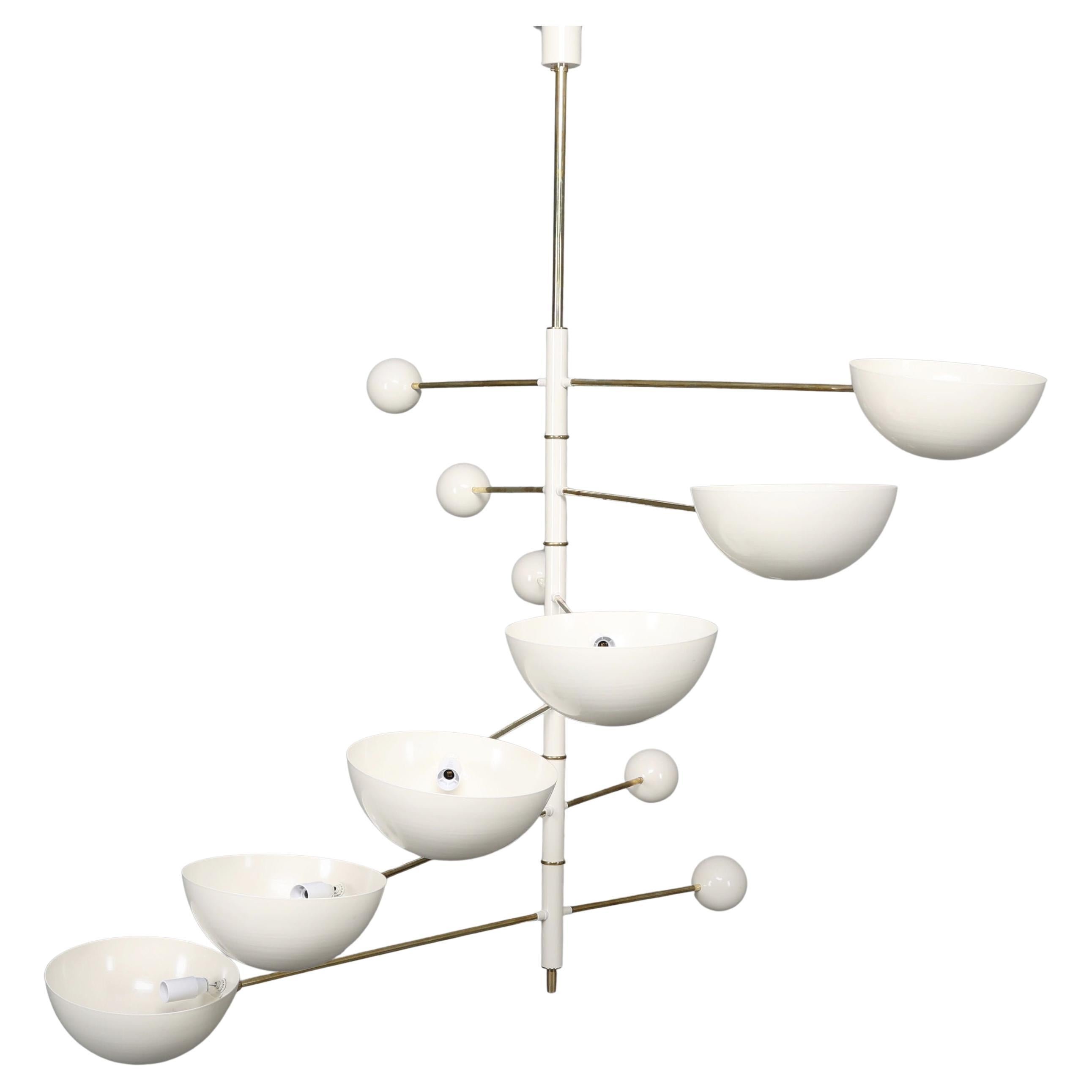 Orbital Six Arms Ausgewogener anpassbarer italienischer Kronleuchter aus Messing und Lack