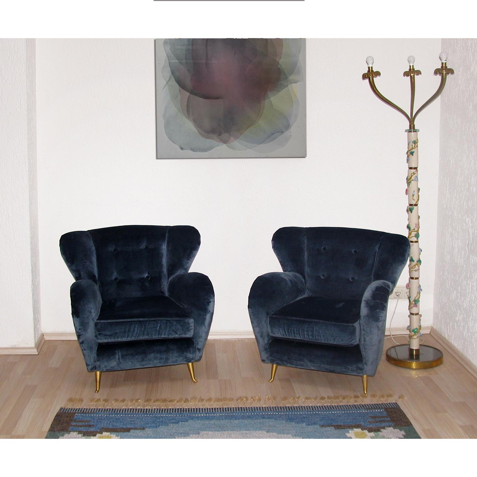 Fauteuils italiens, Design/One attribué à Guglielmo, années 1960, Mid-Century Modern.
Structure en bois avec pieds en laiton-bronze, revêtement en luxueux velours bleu-gris Rubelli. Très confortable.
Les pieds en laiton typiques sont spécifiques au