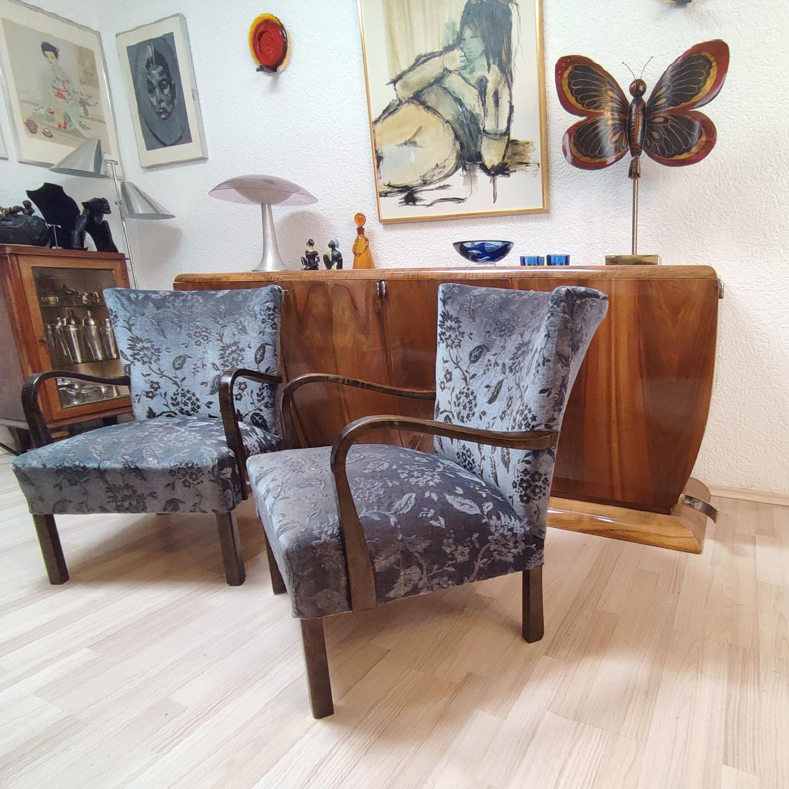 Magnifique paire de fauteuils suédois Art déco, accoudoirs en bois ouverts, dossier arrondi, assise à ressorts, années 1940
Bon état général, stable, usure du bois, avec une bonne cire pourrait être utilisé tel quel, sinon une retouche douce serait