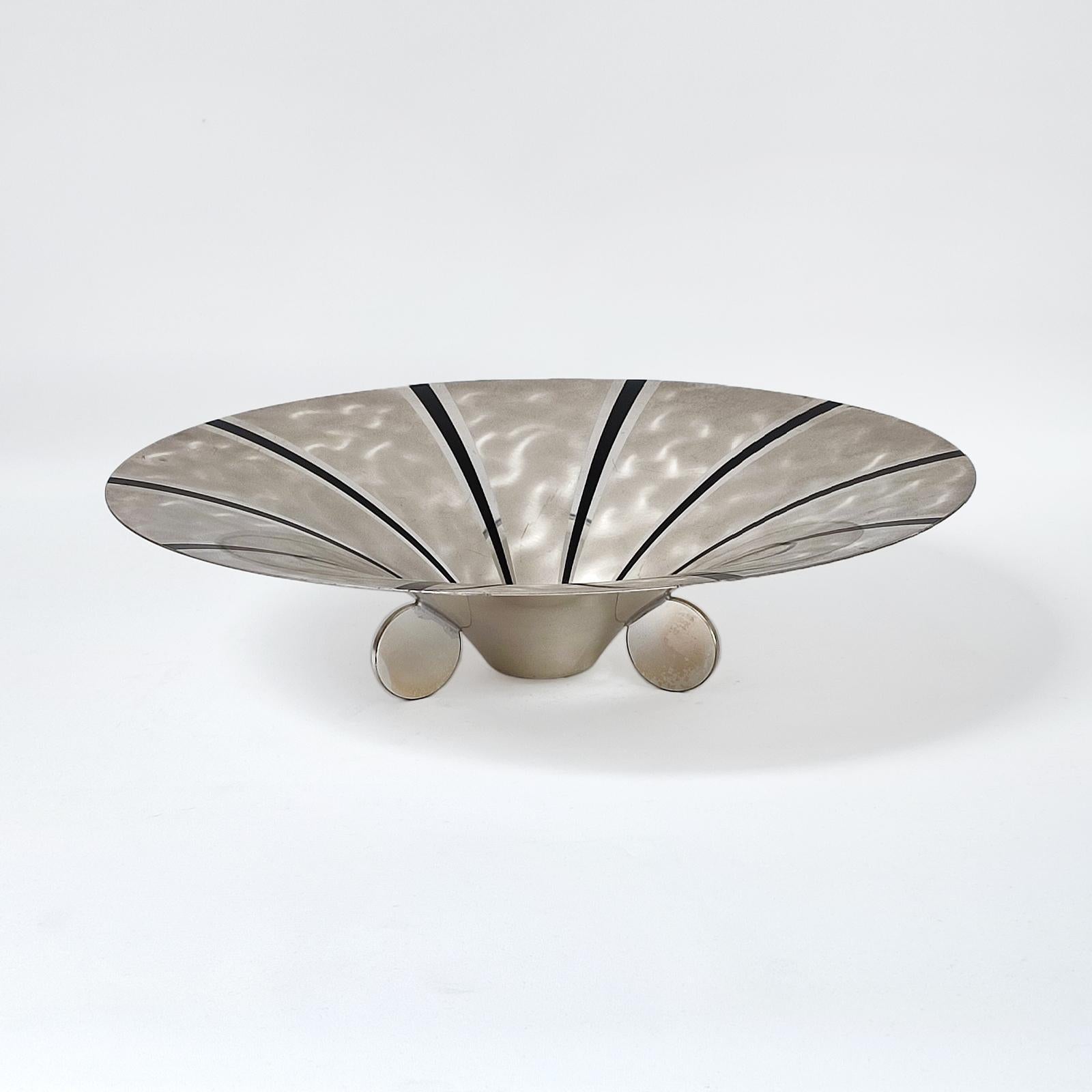 Ciotola Art Deco grande WMF Ikora placcata in argento, pezzo centrale

Questa rara ciotola d'epoca è uno splendido esempio di Bauhaus - Art Deco tedesca degli anni '30. Realizzato in ottone argentato, presenta una finitura fresata e lucida con un