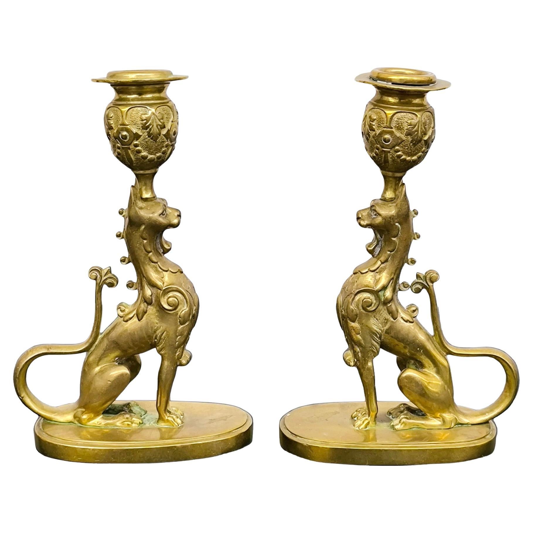 Coppia di portacandele Griffin in bronzo dorato in stile gotico