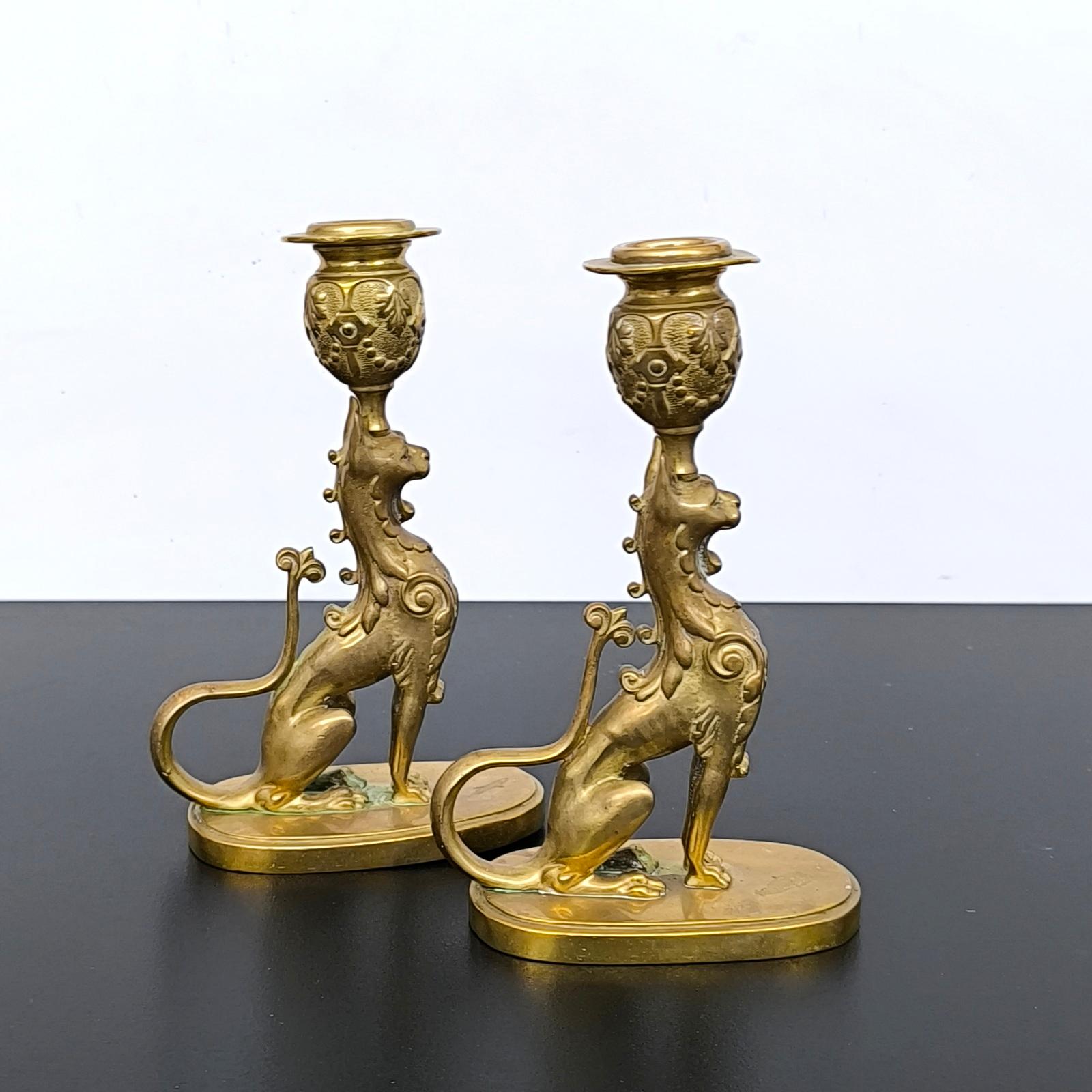 Neogotico Coppia di portacandele Griffin in bronzo dorato in stile gotico in vendita