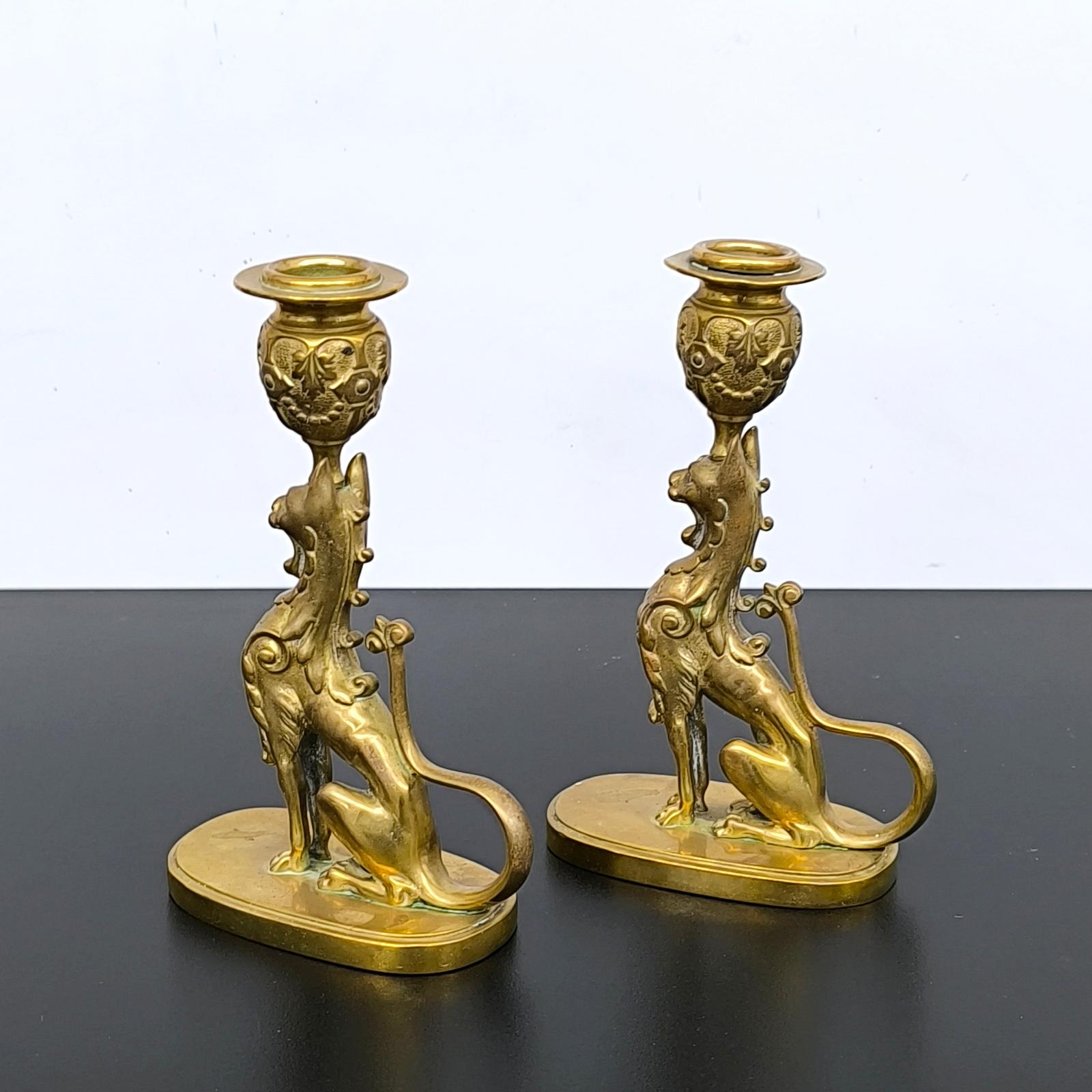 Francese Coppia di portacandele Griffin in bronzo dorato in stile gotico in vendita