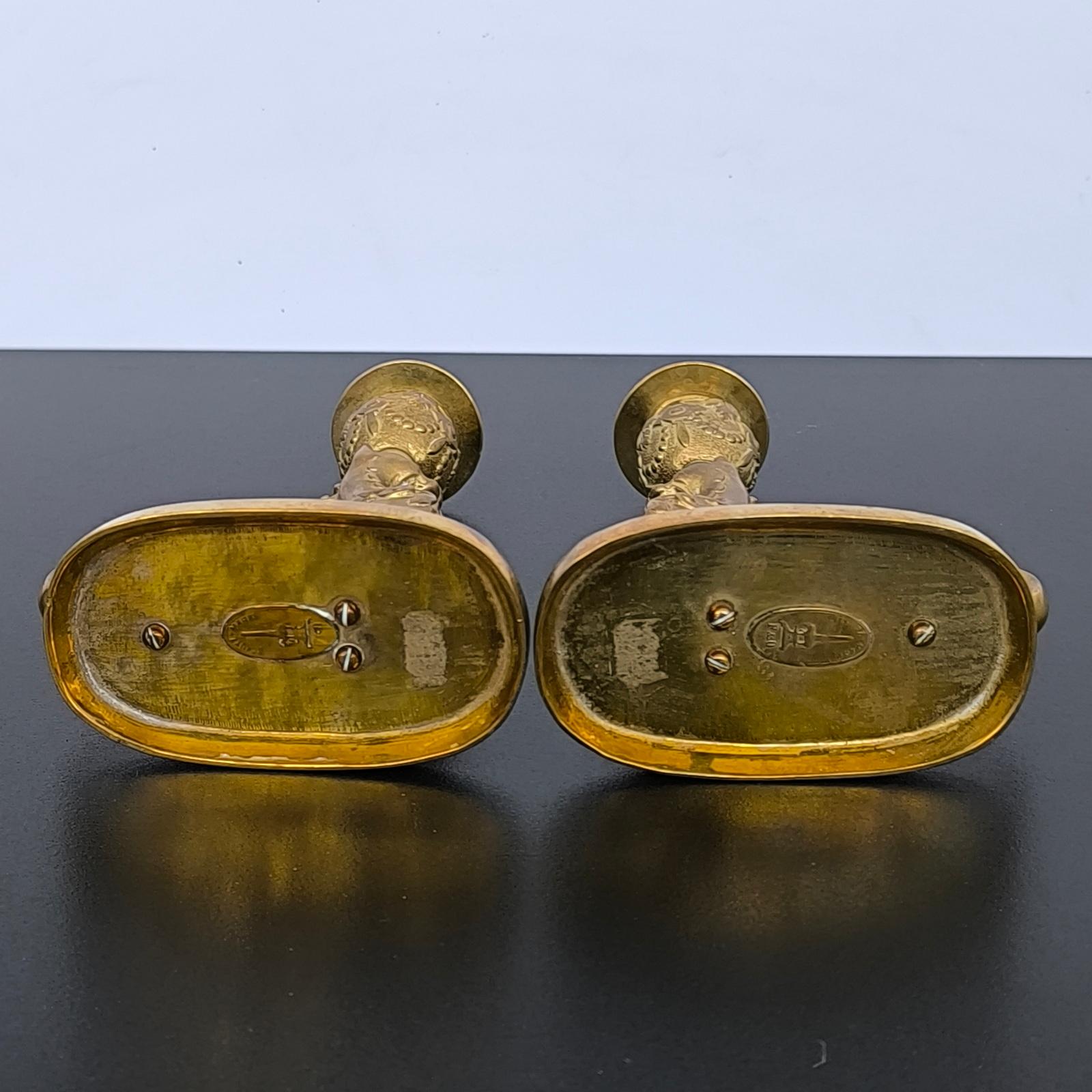 Coppia di portacandele Griffin in bronzo dorato in stile gotico in vendita 1