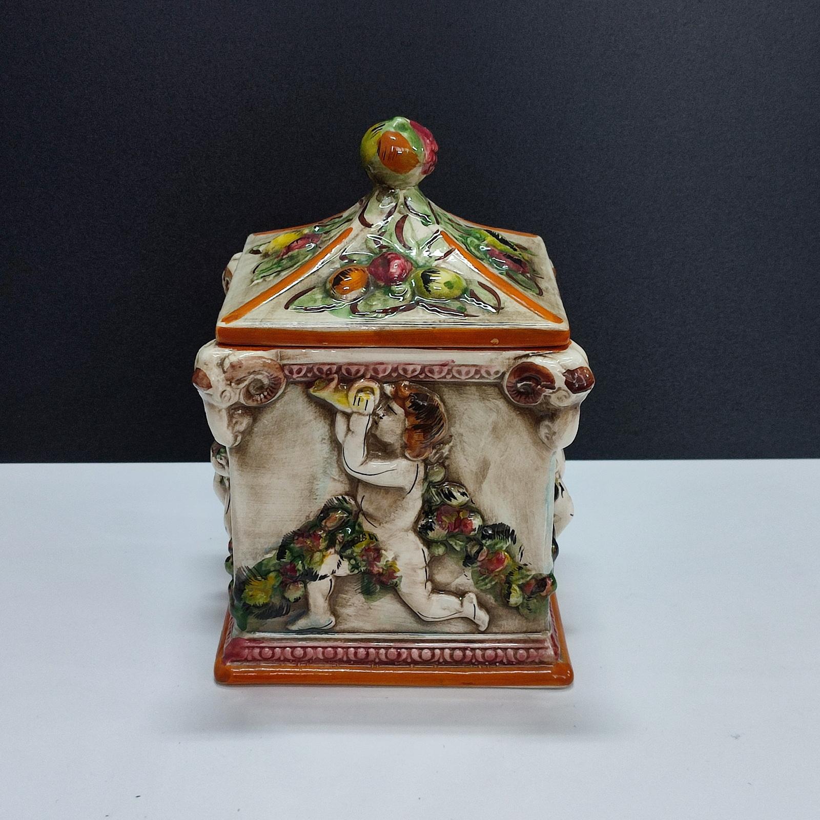 Capodimonte Lidded Jar Four Seasons Cherubs Decor In Good Condition For Sale In Bochum, NRW