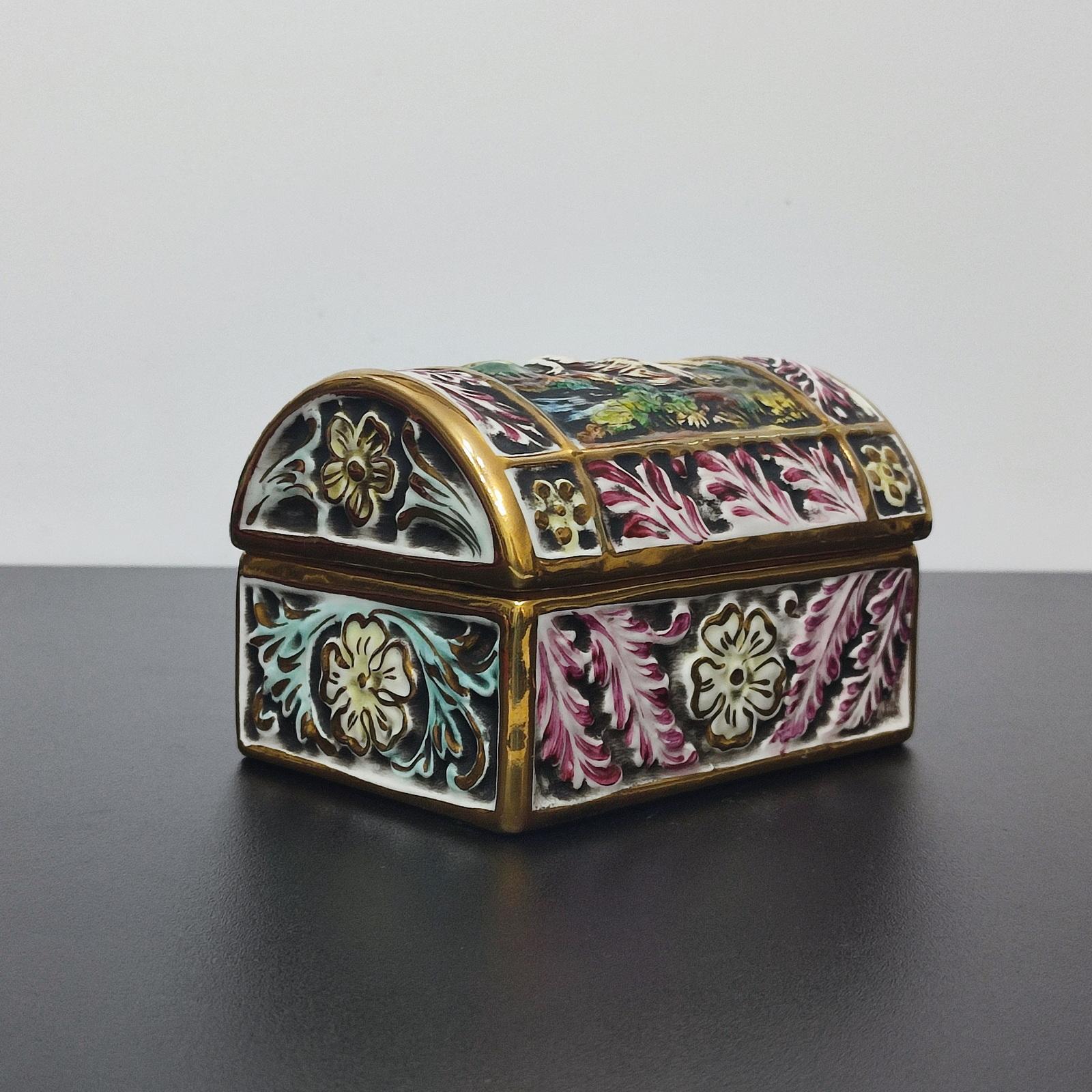 italien Coffre en porcelaine de Capodimonte, boîte à bijoux, Italie Milieu du XXe siècle en vente