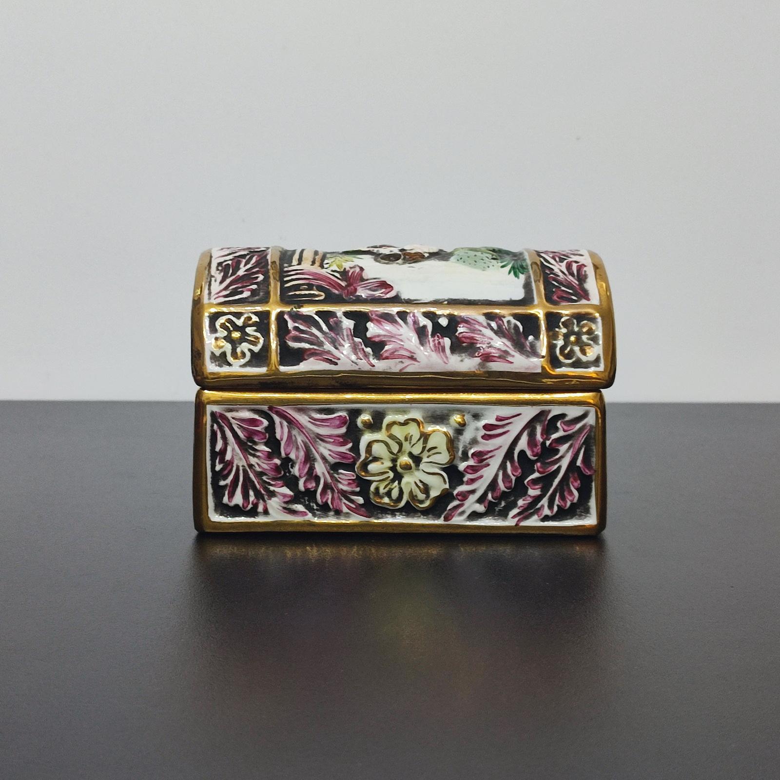 Porcelaine Coffre en porcelaine de Capodimonte, boîte à bijoux, Italie Milieu du XXe siècle en vente