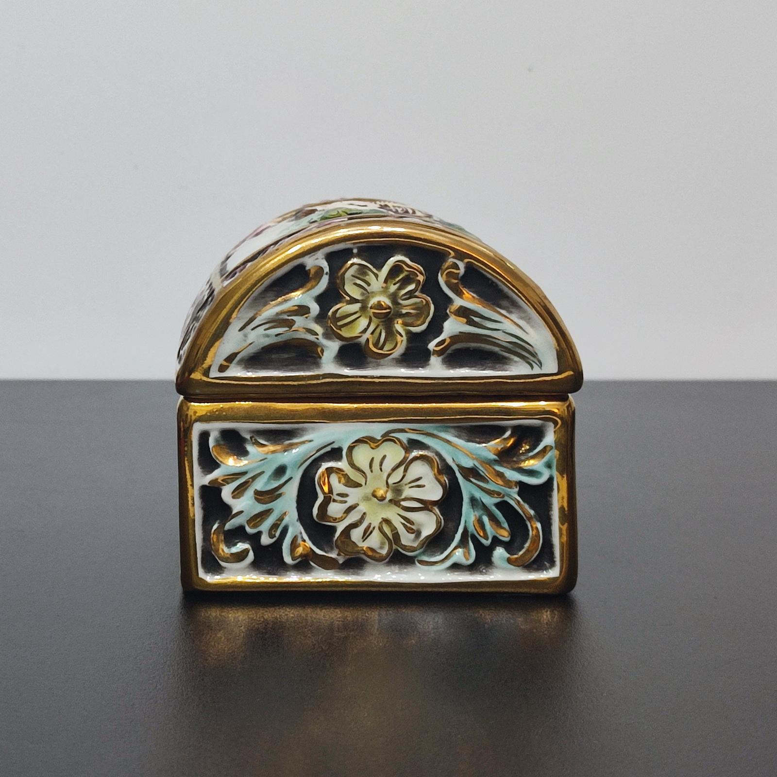Coffre en porcelaine de Capodimonte, boîte à bijoux, Italie Milieu du XXe siècle Bon état - En vente à Bochum, NRW