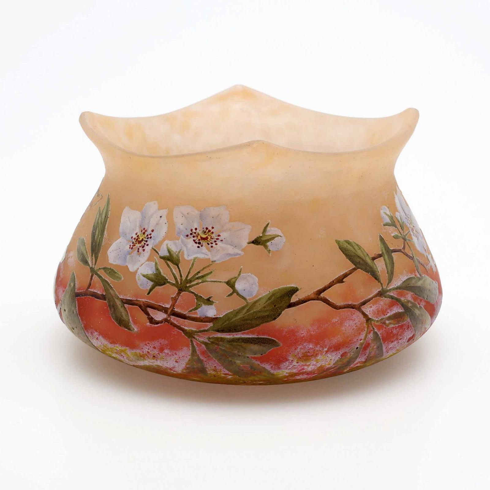 Art Nouveau Vaso in vetro cammeo Daum Nancy 'Branch de pommier en fleurs', Francia circa 1905 in vendita