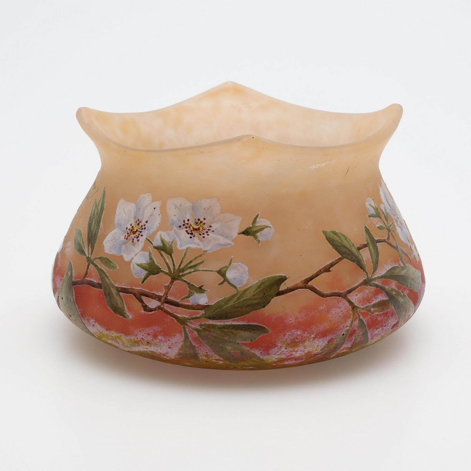 Francese Vaso in vetro cammeo Daum Nancy 'Branch de pommier en fleurs', Francia circa 1905 in vendita