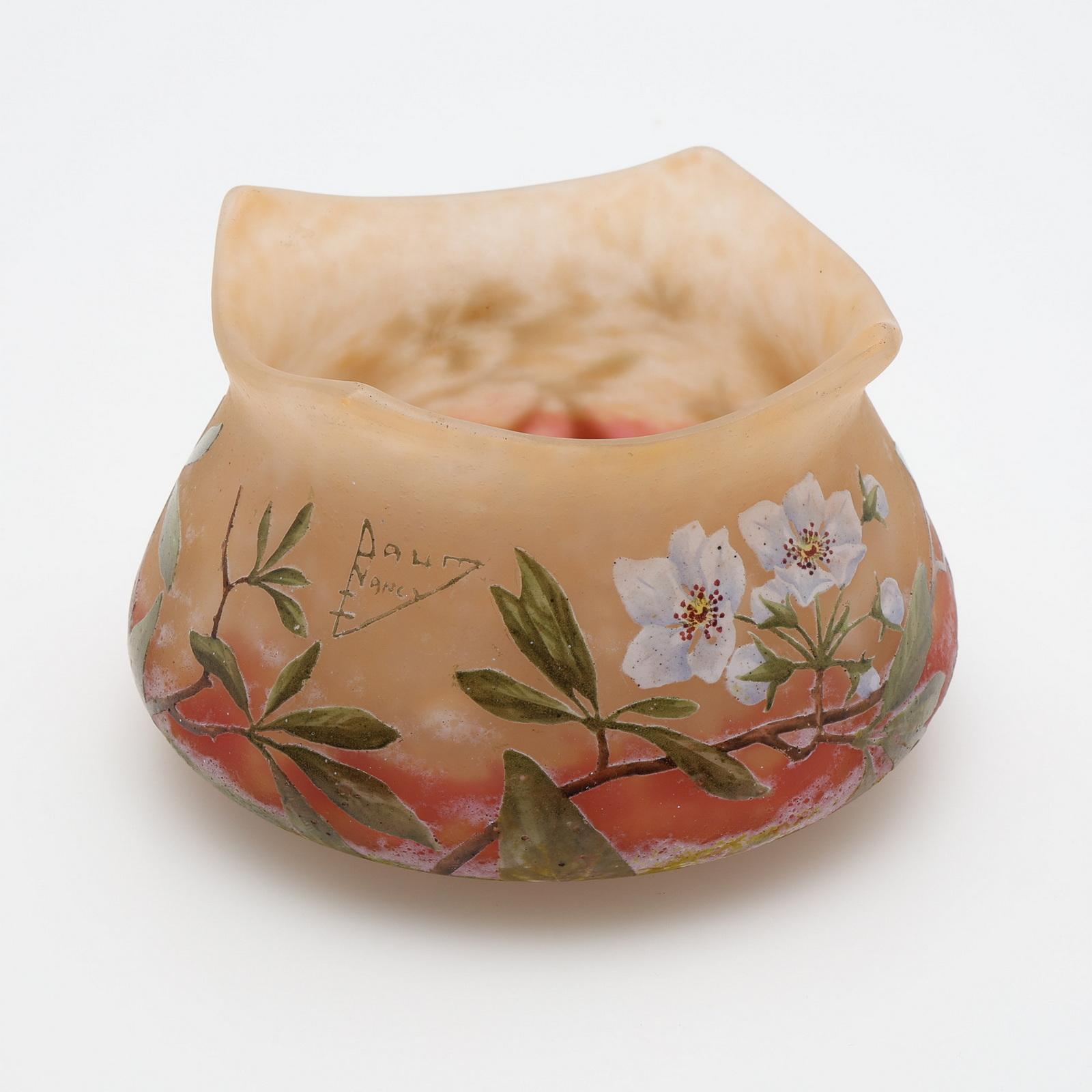 Smaltato Vaso in vetro cammeo Daum Nancy 'Branch de pommier en fleurs', Francia circa 1905 in vendita