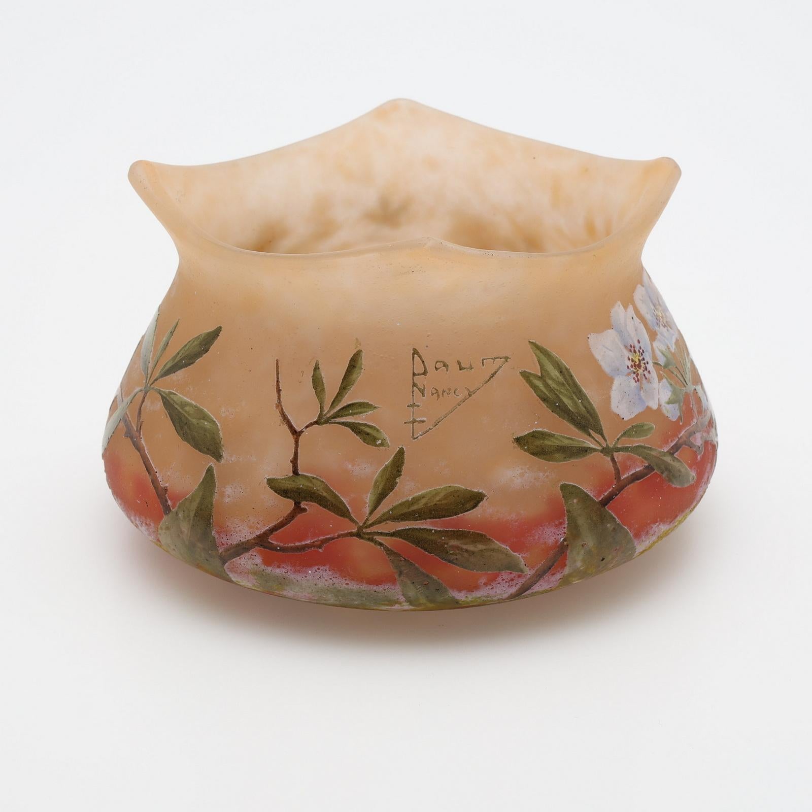 Inizio XX secolo Vaso in vetro cammeo Daum Nancy 'Branch de pommier en fleurs', Francia circa 1905 in vendita