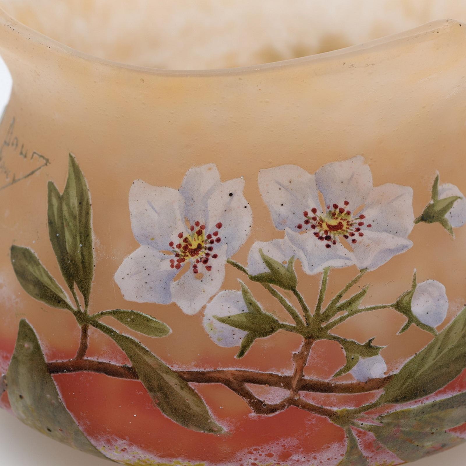 Vetro Vaso in vetro cammeo Daum Nancy 'Branch de pommier en fleurs', Francia circa 1905 in vendita