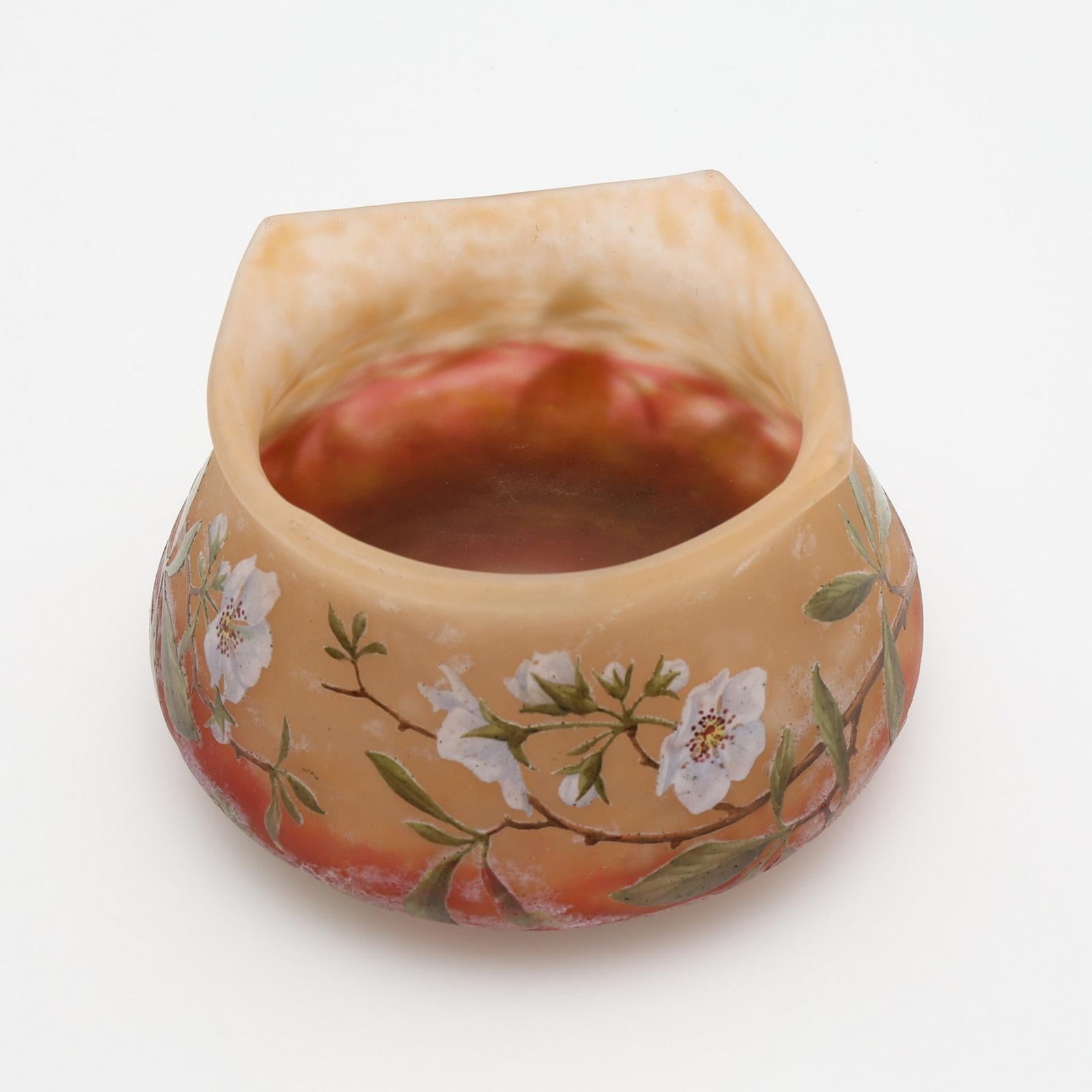 Vaso in vetro cammeo Daum Nancy 'Branch de pommier en fleurs', Francia circa 1905 In condizioni ottime in vendita a Bochum, NRW