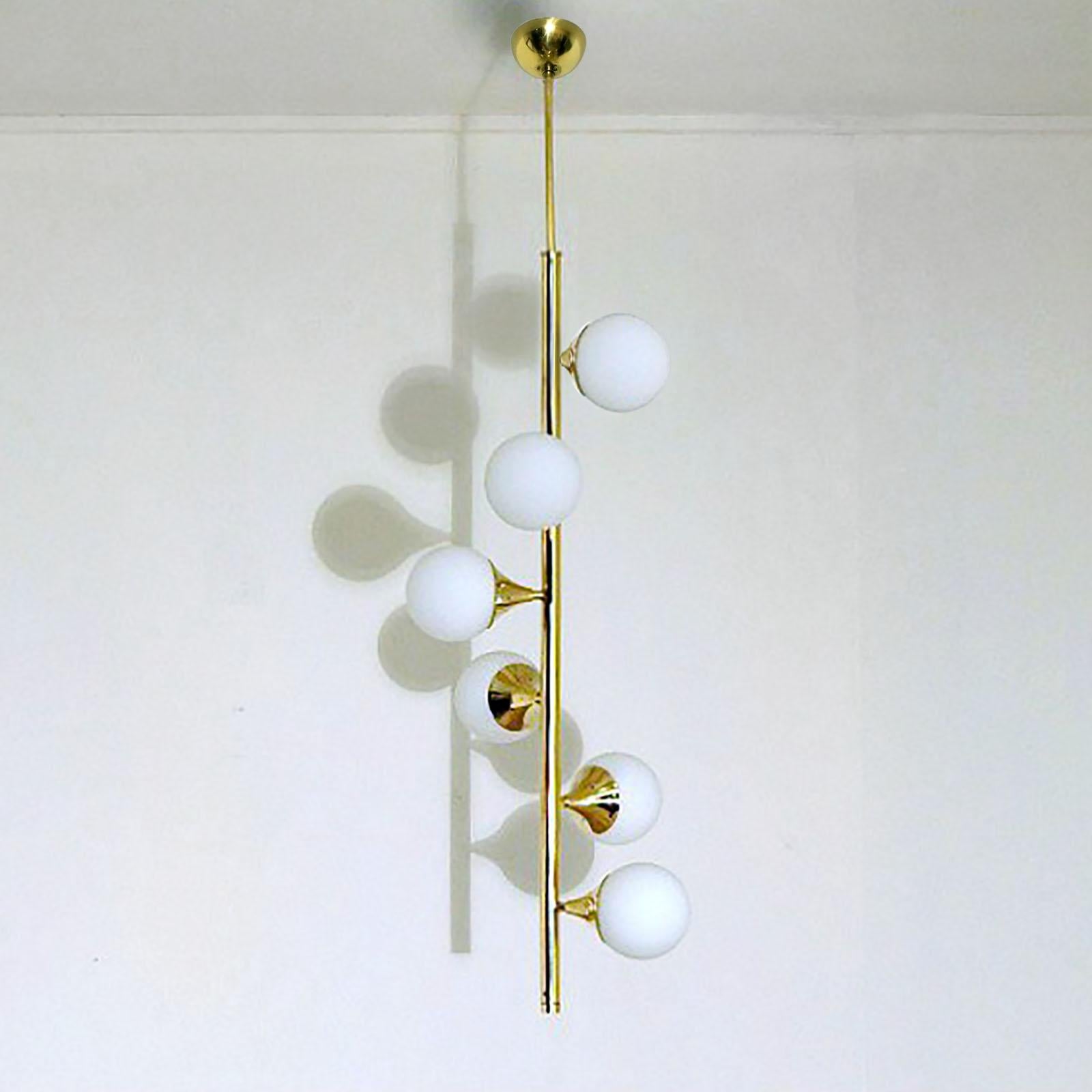 Pendentif à 6 lumières en laiton et verre opalin de style italien du milieu du siècle, Stilnovo Neuf - En vente à Bochum, NRW