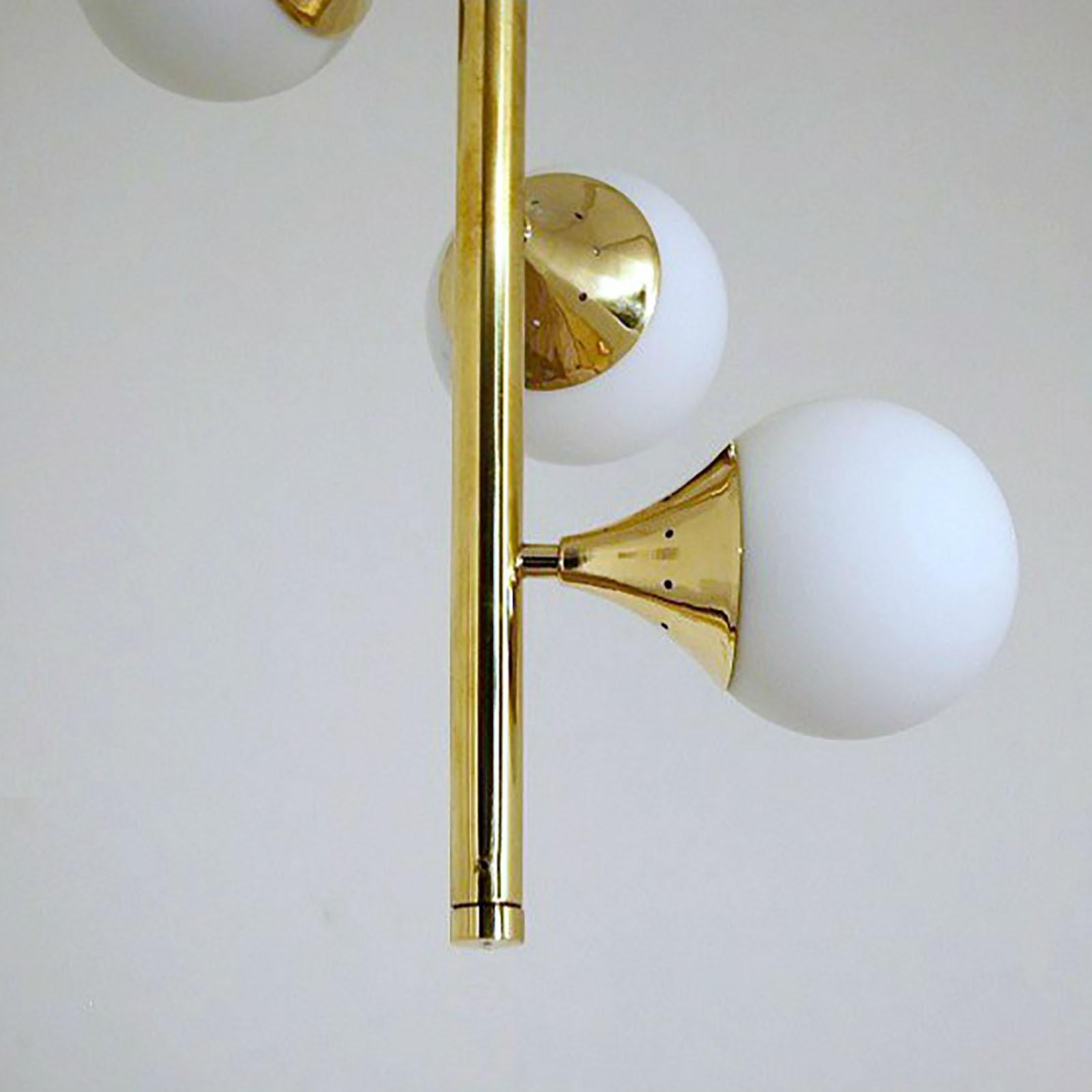 XXIe siècle et contemporain Pendentif à 6 lumières en laiton et verre opalin de style italien du milieu du siècle, Stilnovo en vente