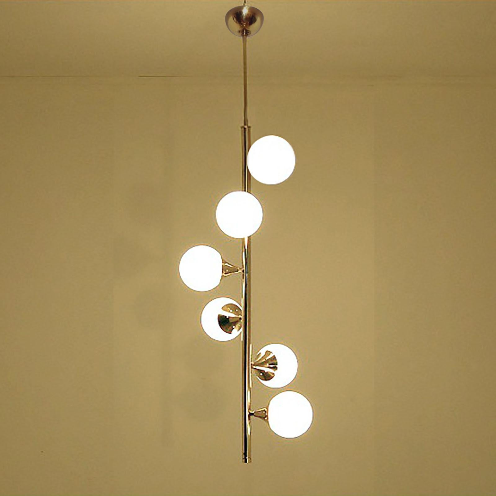 Laiton Pendentif à 6 lumières en laiton et verre opalin de style italien du milieu du siècle, Stilnovo en vente