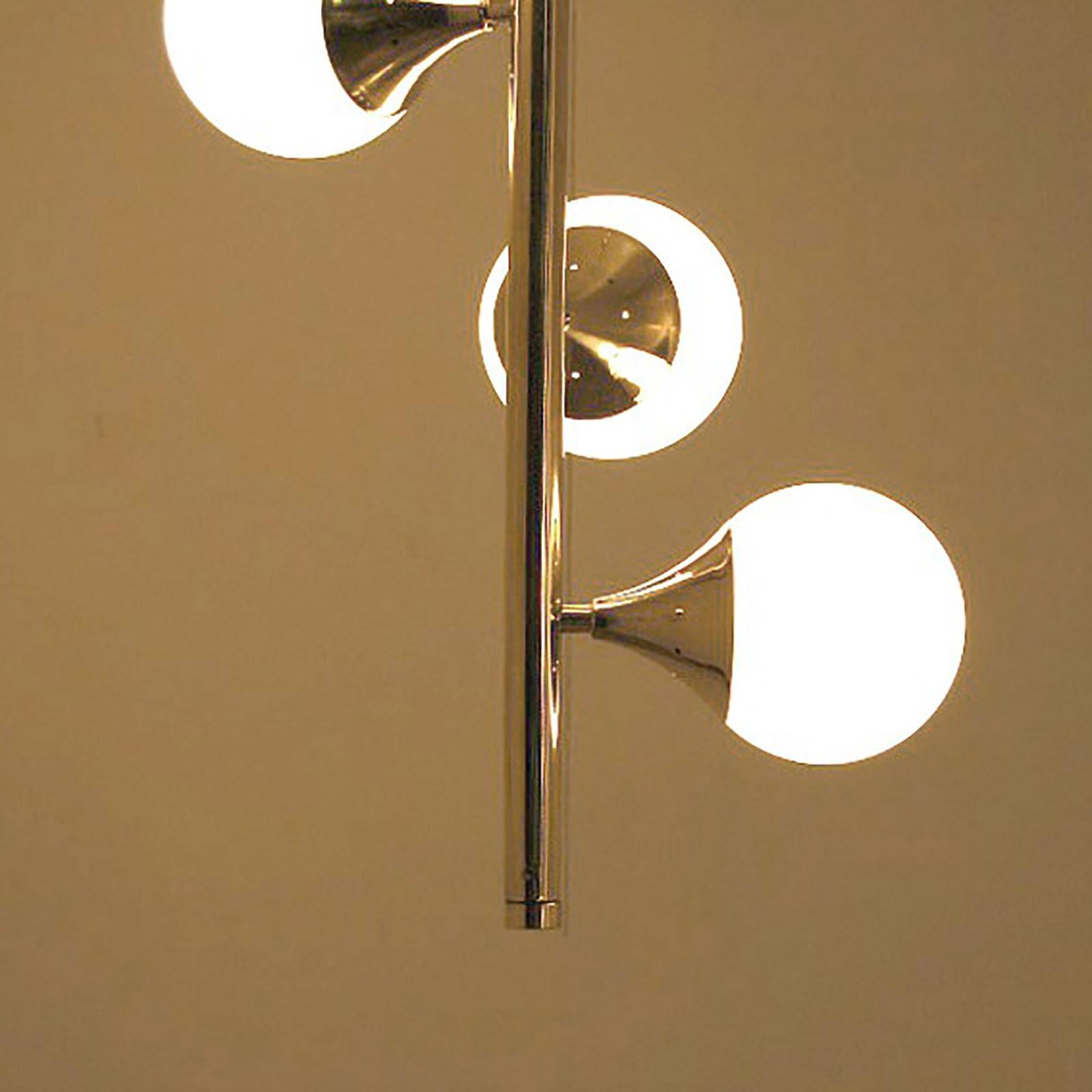 Pendentif à 6 lumières en laiton et verre opalin de style italien du milieu du siècle, Stilnovo en vente 1