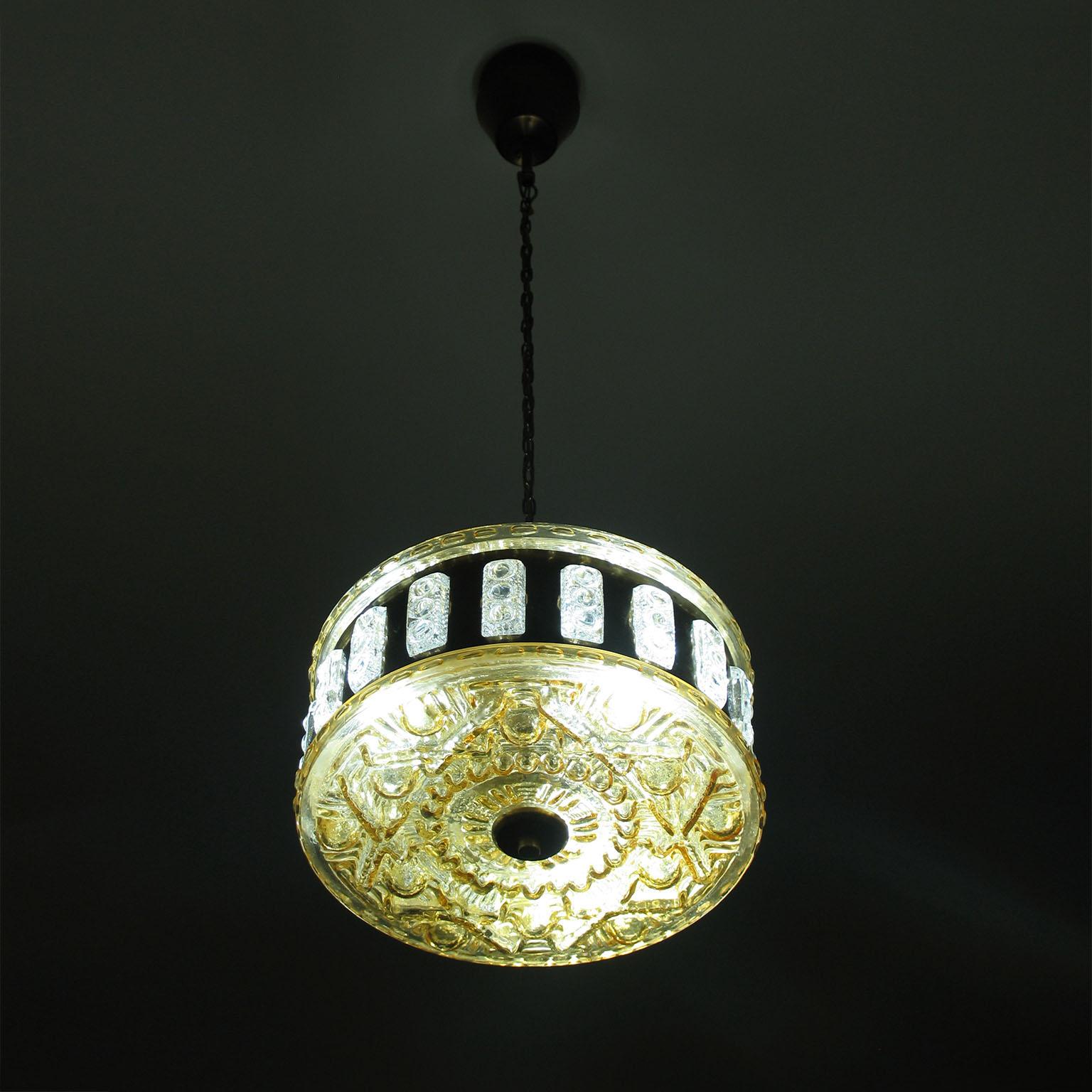 Lampada a sospensione in ottone e cristallo, metà secolo svedese, stile Carl Fagerlund in vendita 1