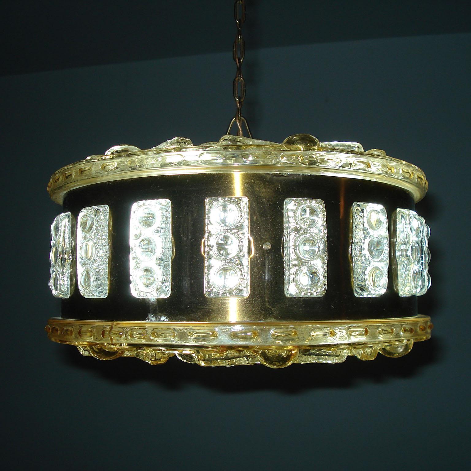 Fine XX secolo Lampada a sospensione in ottone e cristallo, metà secolo svedese, stile Carl Fagerlund in vendita