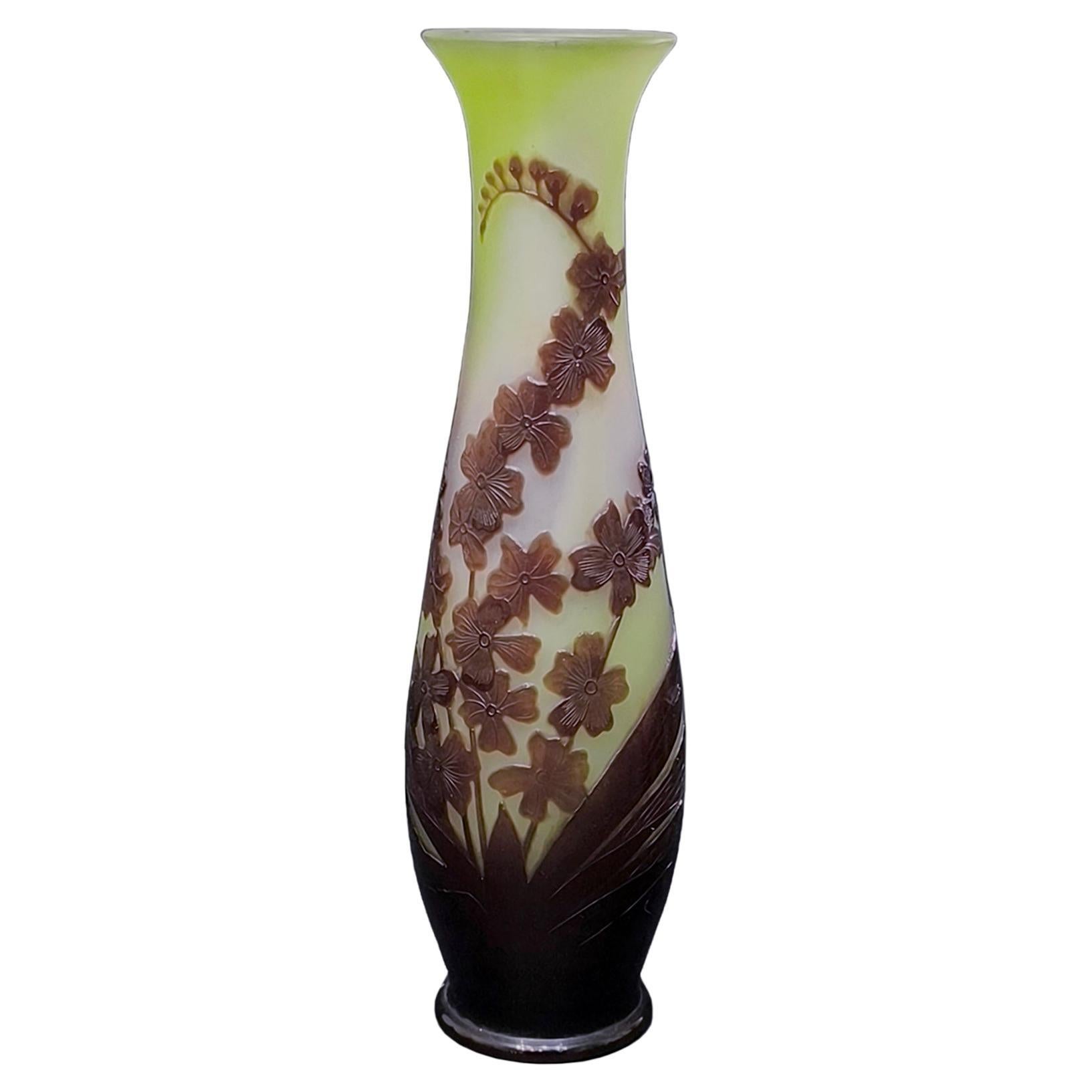 Vaso in vetro cammeo di Emile Gallé con motivo di orchidea Oncidium Nancy Francia 1894-1904 in vendita