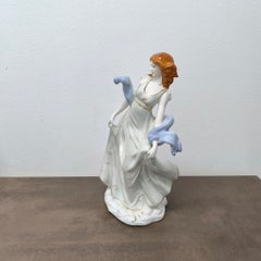 Figurine romantique vintage en porcelaine, de style Meissen, avec des détails dorés. Prix