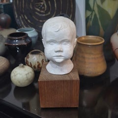 Buste d'enfant en grès de style moderniste sur un socle en bois de style brutaliste, par Kari Landegren