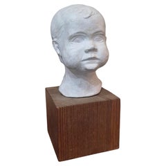 Buste d'enfant en grès de style moderniste sur un socle en bois de style brutaliste, par Kari Landegren