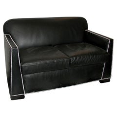 Divano a due posti in pelle nera stile Art Déco con chiodini bianchi, in stile Pierre Chareau
