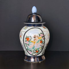 Grande vaso cinese smaltato con coperchio e decorazioni raffiguranti Cupido, d’epoca, anni ’70