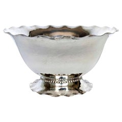 C.G. Hallberg-Schale aus gehämmertem Silber, Schweden, 1928 – gewellter Rand und Sockel