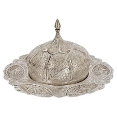 Pakistanische Silberschale aus der Mitte des Jahrhunderts mit gewölbtem Deckel – Nussschale mit floralen Repoussé-Motiven