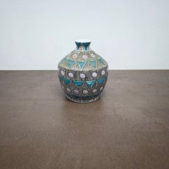 Vaso in ceramica dal design geometrico nordico di Kloster Keramik, con motivi color verde acqua e lilla