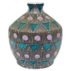 Vaso in ceramica dal design geometrico nordico di Kloster Keramik, con motivi color verde acqua e lilla