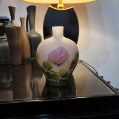 Jarrón antiguo de cristal Daum de estilo Art Nouveau con rosas talladas en relieve, Francia, h. 1910