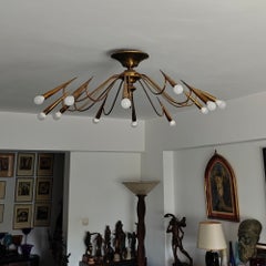 Lampadario italiano in ottone autentico, 12 bracci, design a raggiera, Oscar Torlasco, anni '50