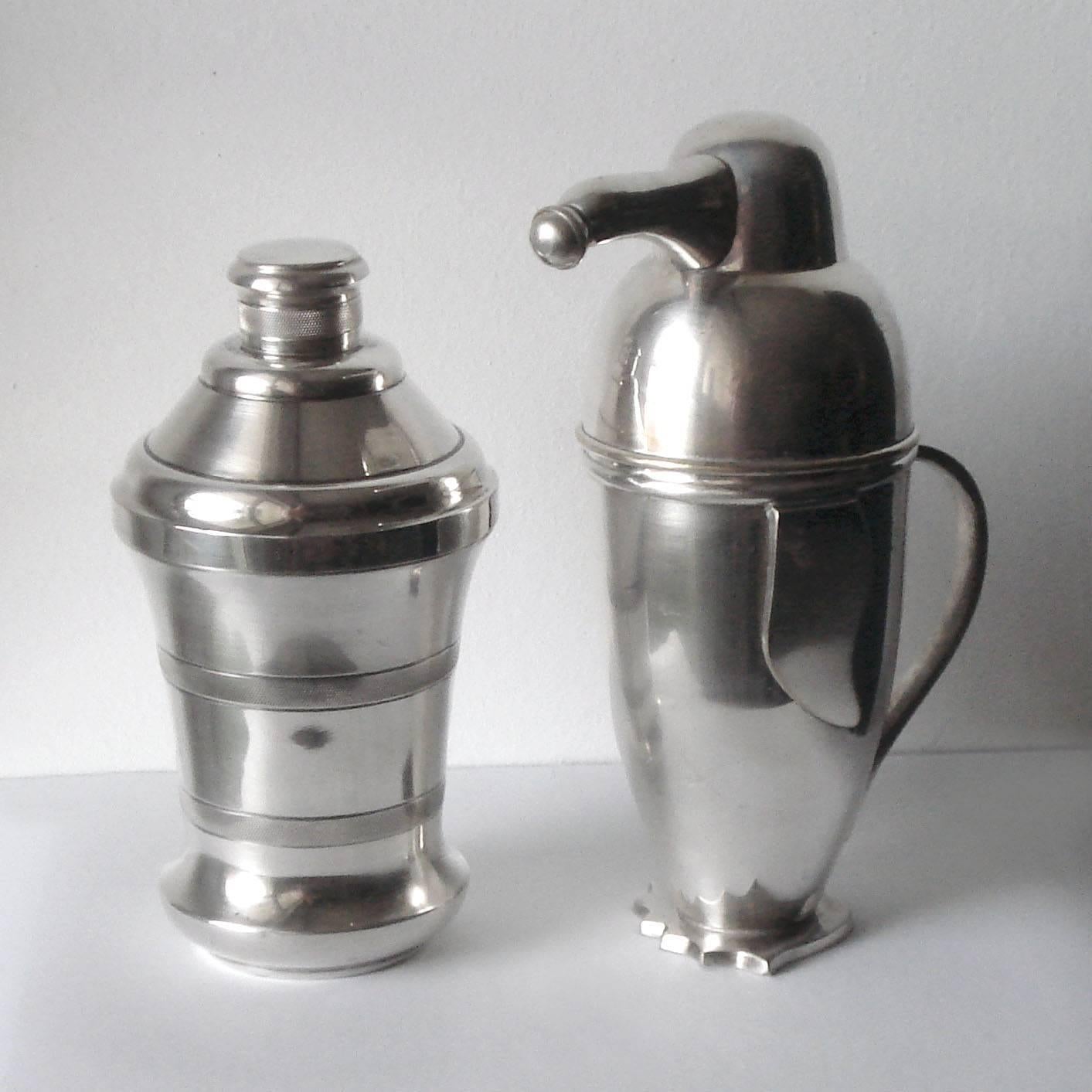 French streamline Machine Age cocktail shaker, silver plated metal.
Maker's mark under the bottom.
Very good overall condition.
Dimensions:
Height 20 cm (7.8 in), diameter 11 cm (4.33 in).