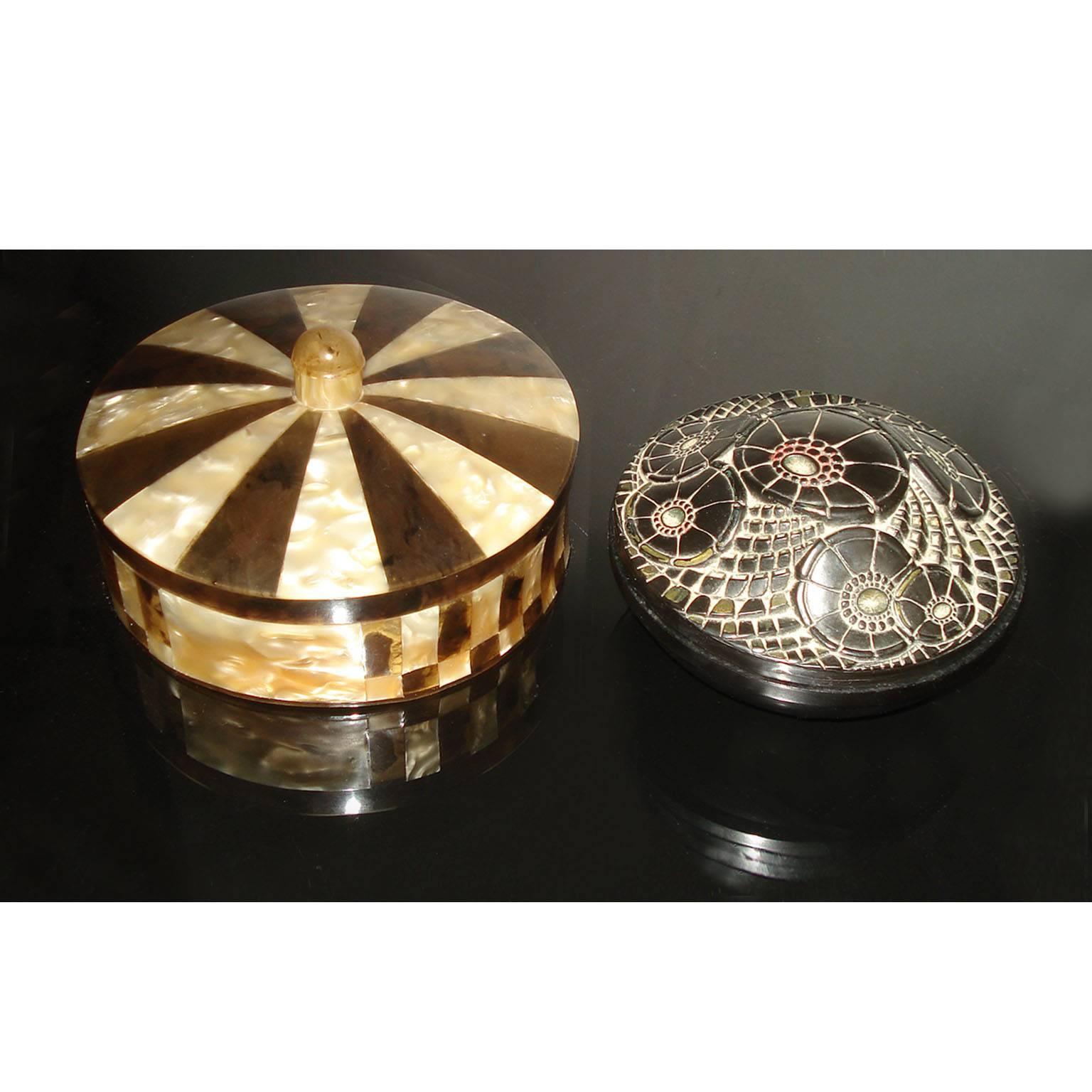 Very decorative Art Deco box with cover, checkered pattern of faux mother of pearl and faux tortoise shell panels, on the side, lid with star decor.
Made of Cellulose Acetate (is a natural plastic, which is manufactured from purified natural