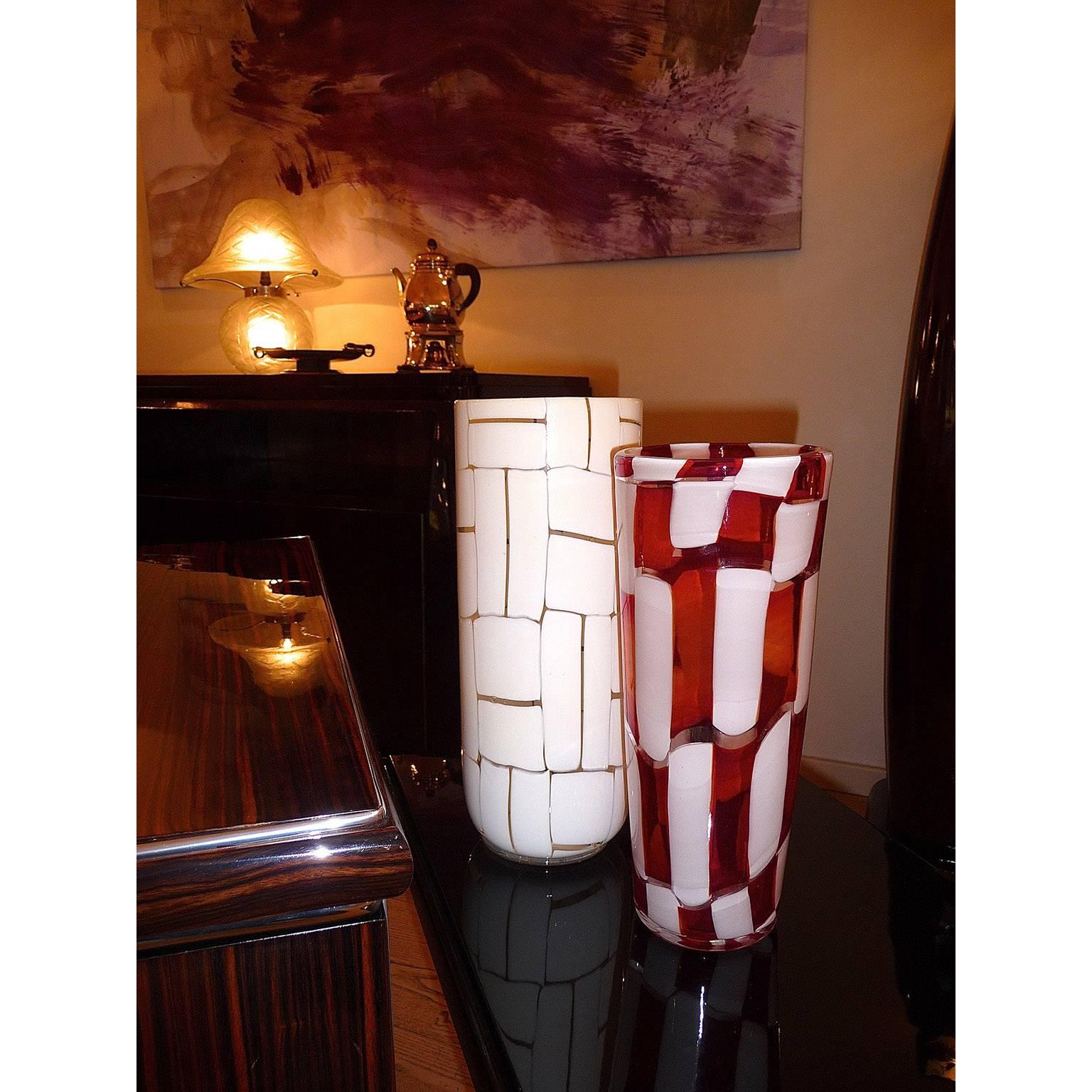 White Tessere vase, design by Ercole Barovier, circa 1956, execution Barovier & Toso, Murano.
Clear glass with alternating tessere fused in staggered pairs.

Dimensions: Height 34 cm (13-1/2 inches)
Condition: Very good condition

Similar