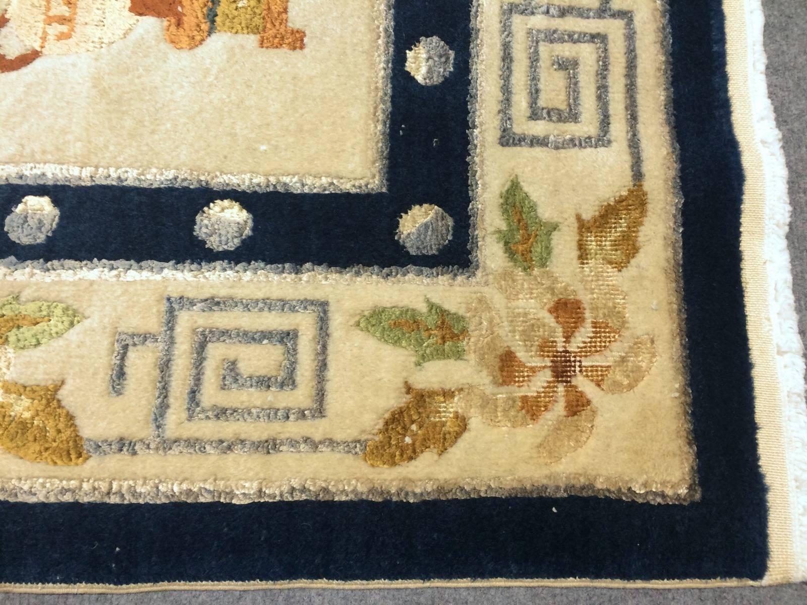 Vintage Chinese Wool and Silk Rug In Good Condition For Sale In Lohr, Bavaria, DE