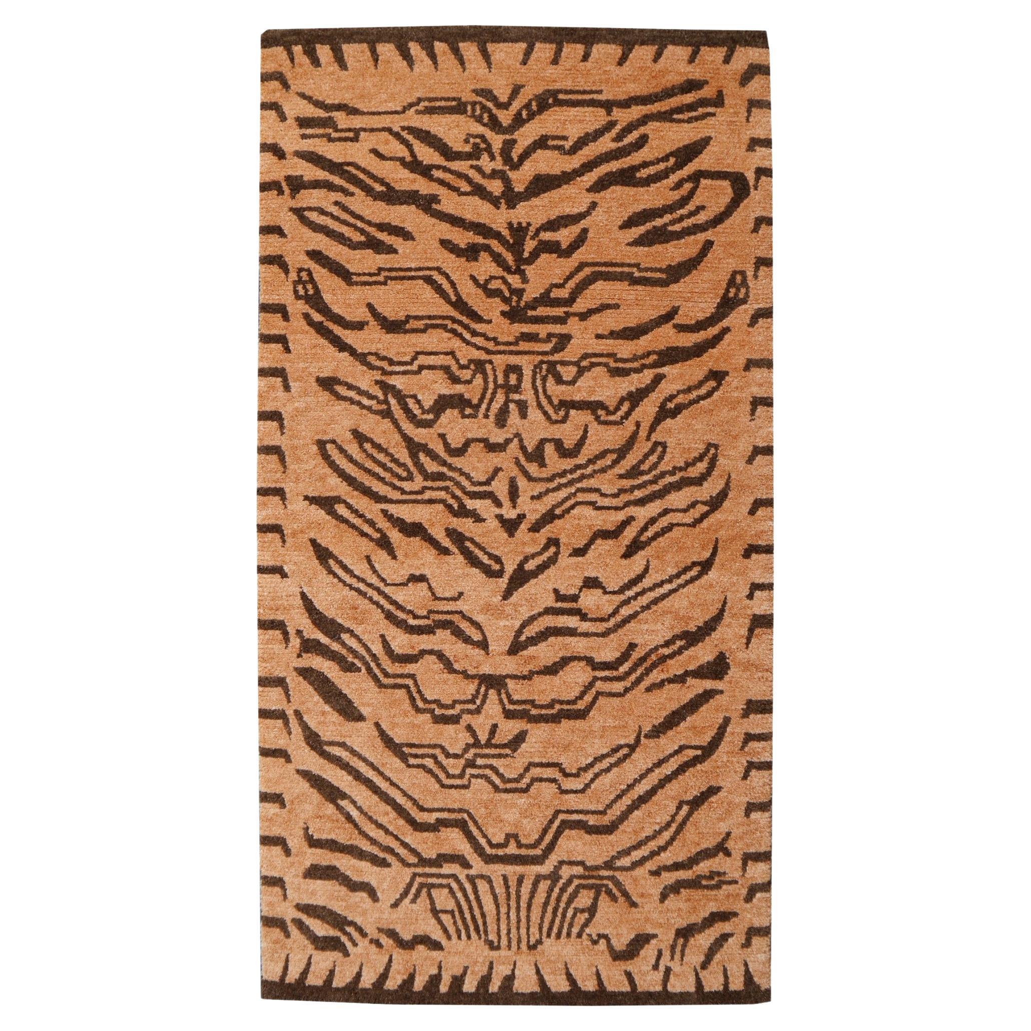 Tapis tibétain en pure laine brune ambrée nouée à la main par Djoharian Collection en vente