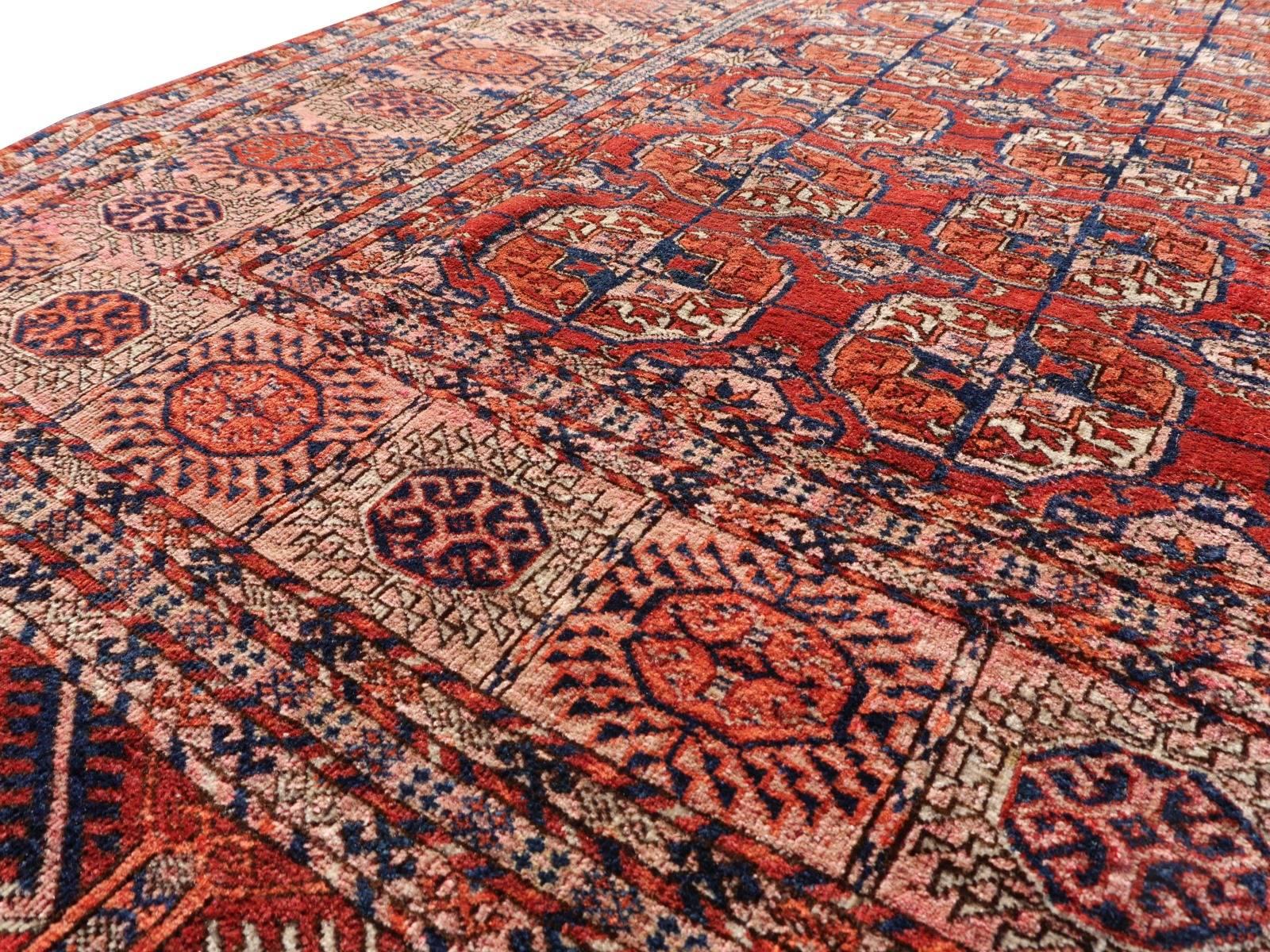 Fine hand-knotted Tekke Turkman Bokhara rug or Turkmen rug
Beautiful handknotted Bukhara Turkman Main Carpet. Main carpets are large rugs - regular Bukhara rugs are maximum 7 x 5 ft. The rug is in very good condition, no restoration or repair. One